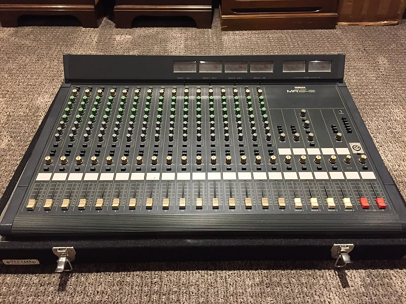 ***Yamaha MR-1642 16-channel analog mixer mixing board console with case!***