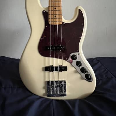 Fender Player Plus Jazz Bass with Maple Fretboard Olympic Pearl + Fender Gig Bag image 2