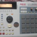 Akai  	 MPC2000XL MIDI Production Center 	 2000 - 2005 Grey