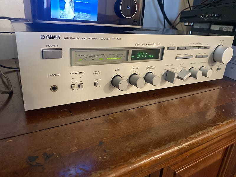Yamaha stereo receiver R-700 1982  			