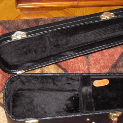 lightly used genuine Gibson Dreadnought Hardshell Case from 2017 - Black Tolex Exterior, Wood Construction, Black Plush Padded Interior, Gold Colored Hardware, lid has Gibson Acoustic Logo, fits square or round shoulder dreadnought (NO guitar included) image 6