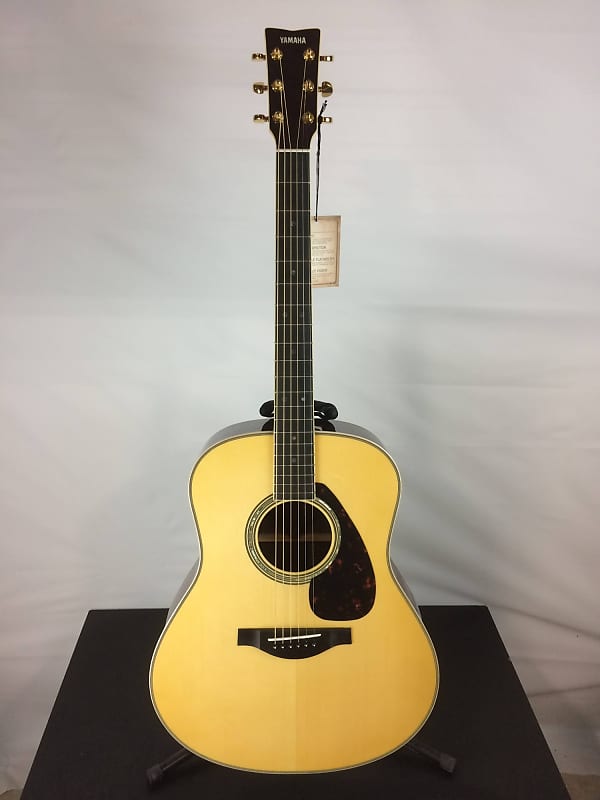 Yamaha LL16 ARE Jumbo Body Acoustic-Electric Guitar, Natural