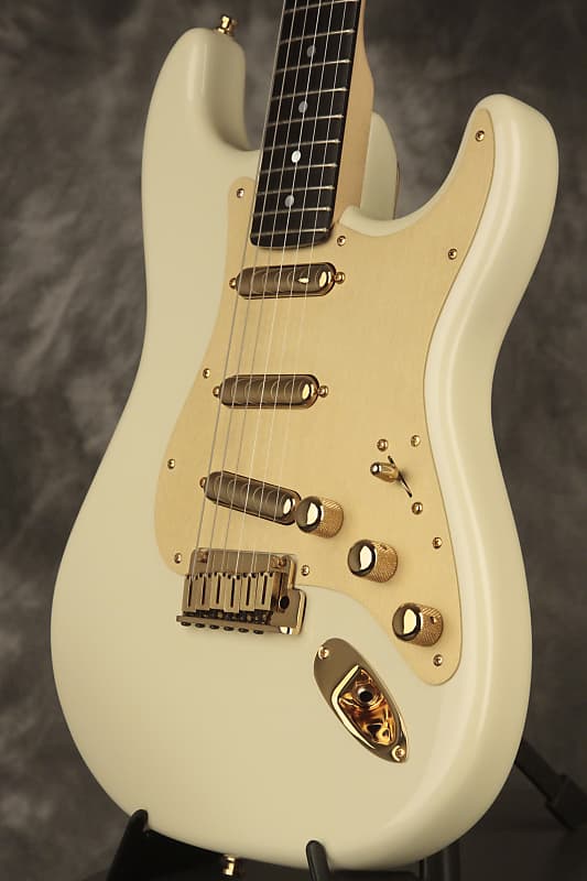 2002 Fender FSR White Pearl American Deluxe Stratocaster