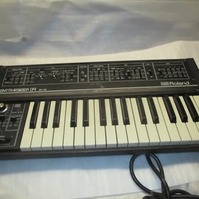 ROLAND SH 09 SYNTHESIZER