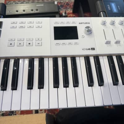 Arturia KeyLab 61 MkIII MIDI Controller 2024 - Present - White image 3