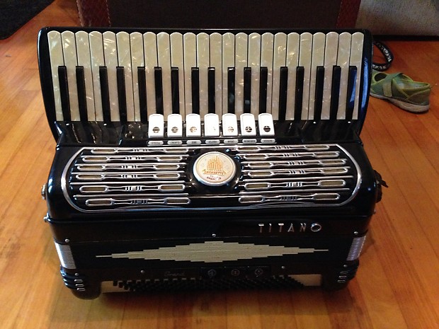 Titano Grand Organette Tube Chamber Accordion LMH Serial 18943 1960 s Black