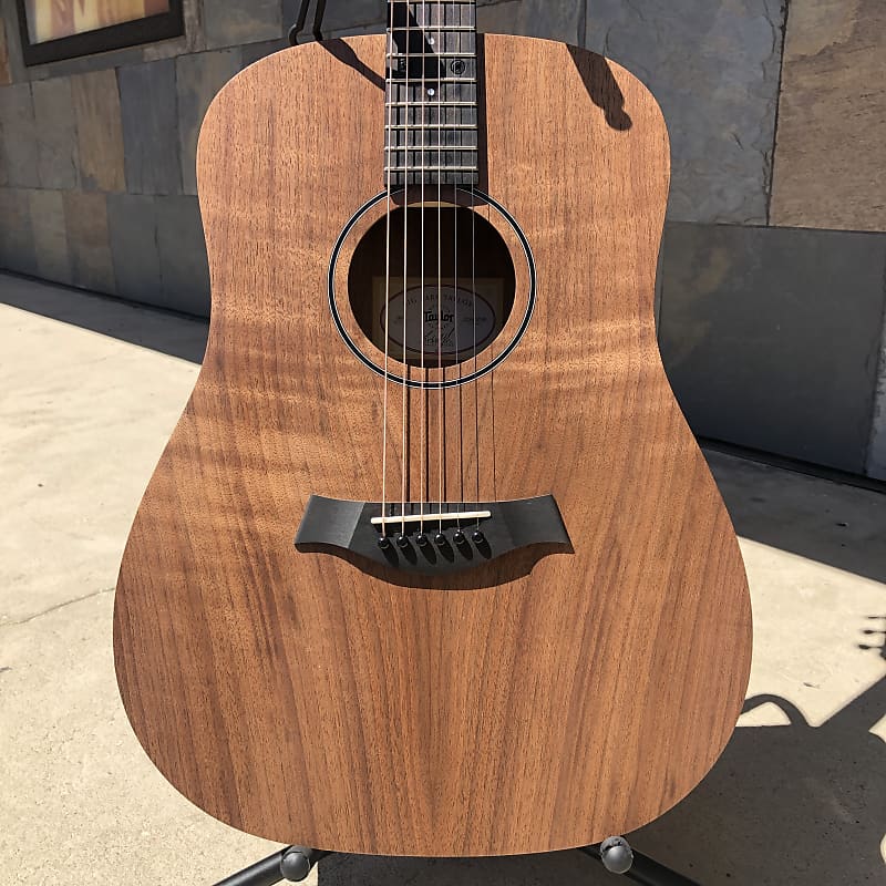 Taylor Big Baby Walnut with Gig Bag