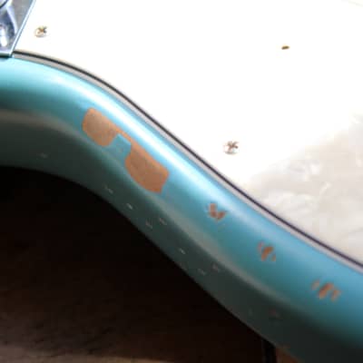 FENDER Justin Meldal-Johnsen Road Worn Signature Mustang Bass,  Faded Daphne Blue, GIGBAG, 3, 80 KG imagen 4