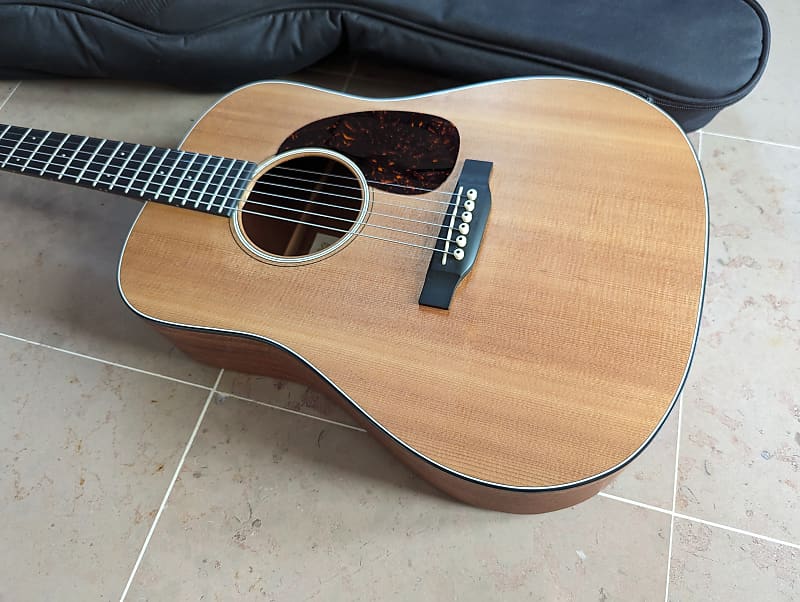 Guitare folk de voyage électro-acoustique Martin Dreadnought Junior  n°2100848, étui Gator – Au Son Vert