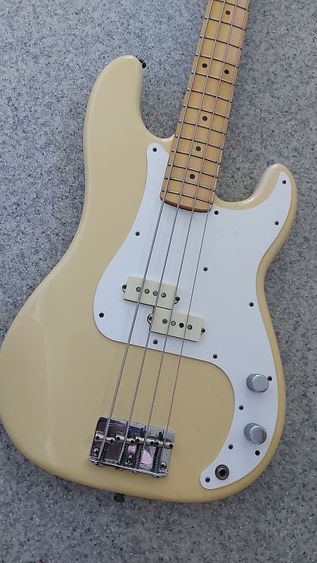 Fender Precision Bass アイボリー