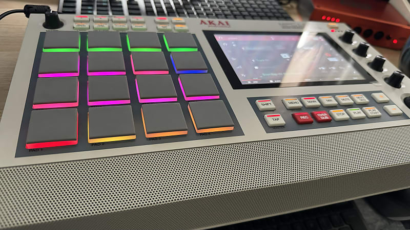 Akai MPC Live II Standalone Sampler / Sequencer Retro Edition | Reverb The  Netherlands