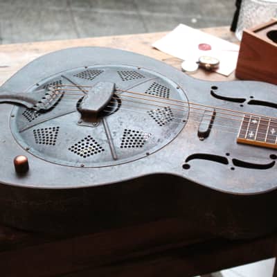 ROYALL "Blues Hound Distressed Relic Brass Finish 14 Fret Single Cone Resonator With Pickup" SOFTCASE, 3, 9 KG image 3