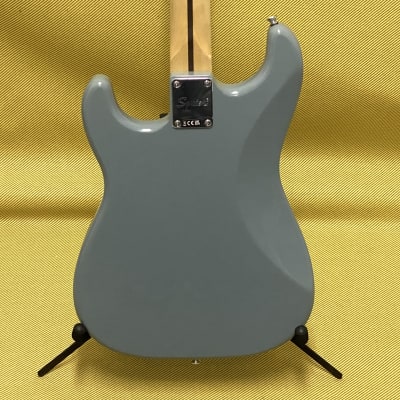 037-1001-548 Squier Bullet Stratocaster HT Electric Guitar Sonic Gray image 4