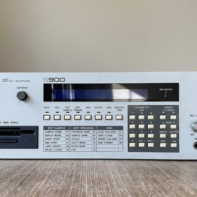 Akai S900