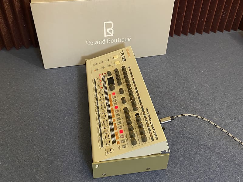 Roland Boutique Series TR-09 Rhythm Performer Drum Machine Roland Boutique Series TR-09 Rhythm Performer Drum Machine