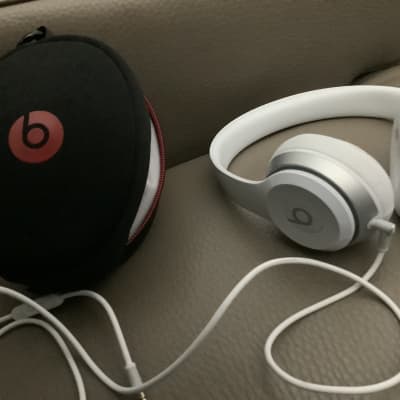 Beats by Dre Solo2 On-Ear Headphones 2010s - white image 1