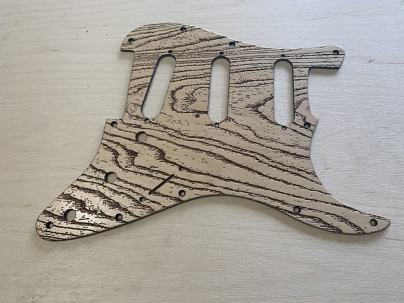 US made satin lacquer swamp ash grain laser engraved Baltic birch wood pickguard for Stratocaster imagen 1