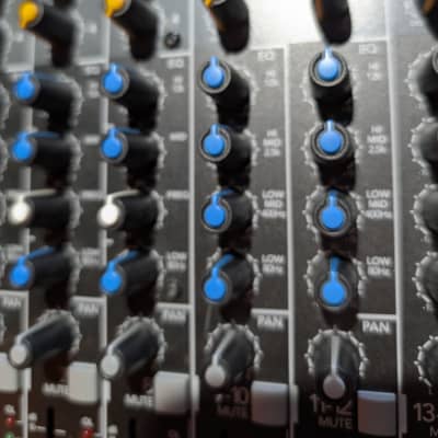 Mackie 1642VLZ4 16-Channel Mic / Line Mixer image 9