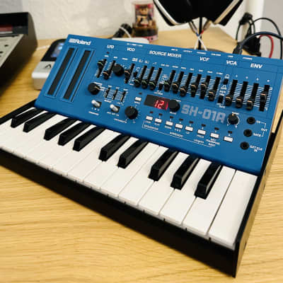 Roland SH-01A Boutique Series Synthesizer Module with K-25m Keyboard (Rare Blue)