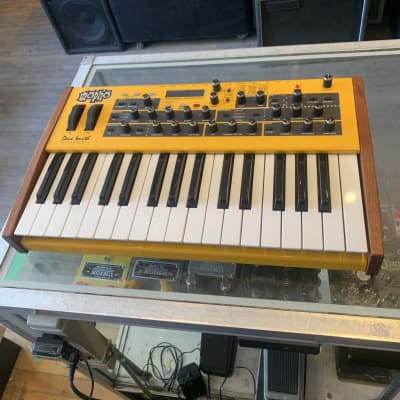 Dave Smith Instruments Mopho 32-Key Monophonic Synthesizer 2011 - 2016 - Yellow with Wood Sides