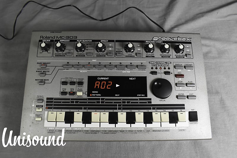 Roland MC-303 Sampler Groovebox in Very Good Condition