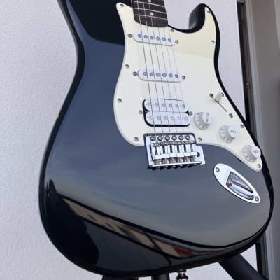 Squier Affinity Series Stratocaster HSS with Rosewood Fretboard 2010 - Black image 3