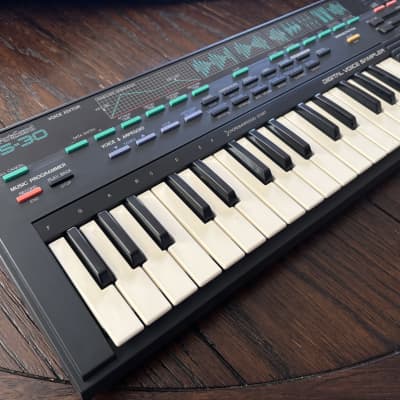 Yamaha VSS-30 PortaSound Voice Sampler Keyboard with box and power supply