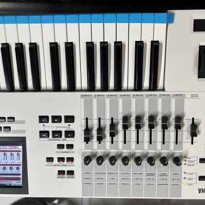 Yamaha Motif XF 6 Production Synthesizer White limited used in mint condition