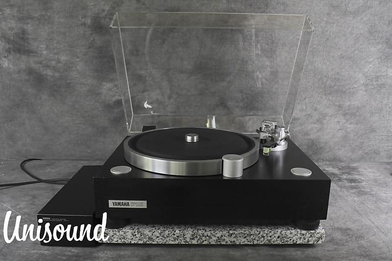 YAMAHA GT-2000 Turntable W/ YOP-1 in Very Good Condition.