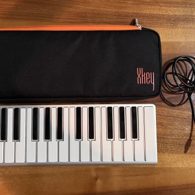 CME Xkey 25 klavišų mobilioji USB klaviatūraCME Xkey 25 klavišų mobilioji USB klaviatūra  