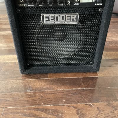 Amplificador Bajo Electrico Rumble 15 Fender 2370100000 - Mariko Music  Center