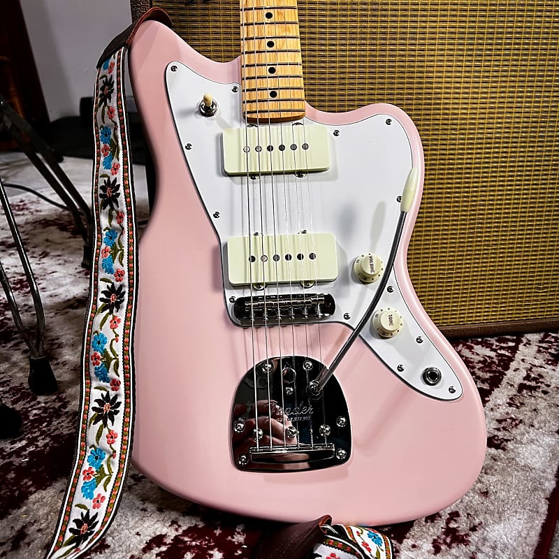 Fender MIJ Junior Collection Jazzmaster in Shell Pink