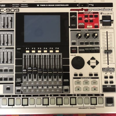 Roland MC-909 Groovebox