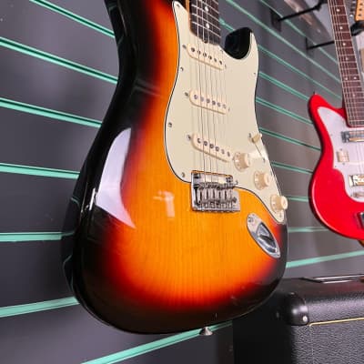 Fender Classic Player '60s Stratocaster 3-Color Sunburst 2006 Electric Guitar image 3