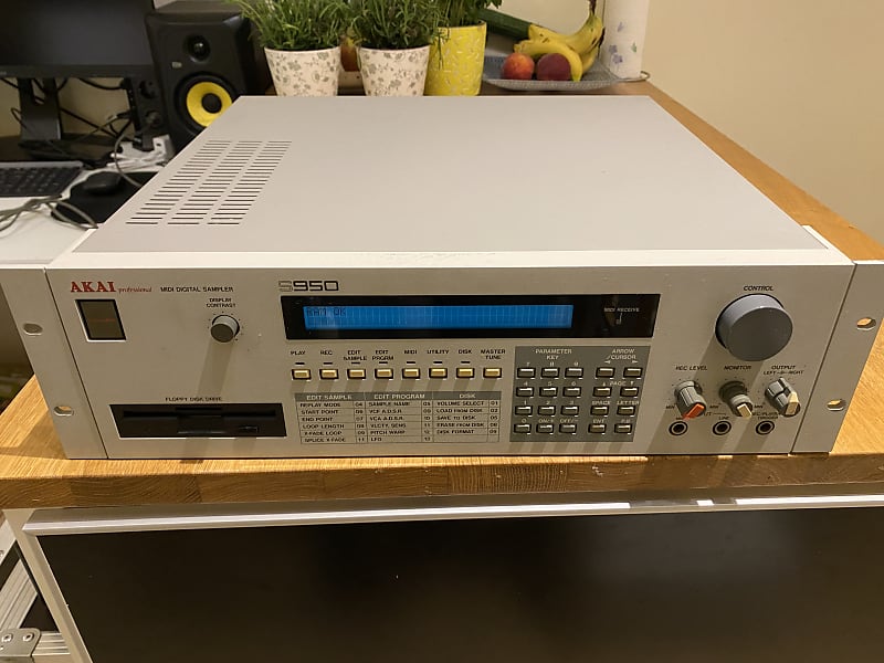 Akai S950 MIDI Digital Sampler 1988 - White