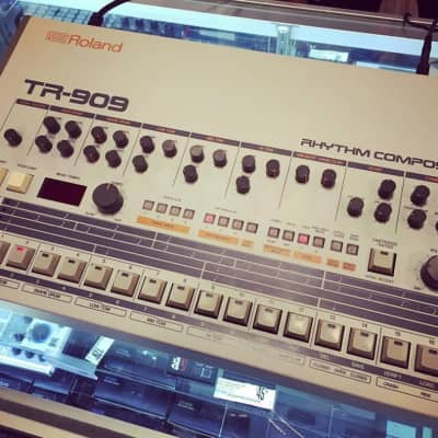 Roland TR-909 Rhythm Composer 1983 - 1985 - White