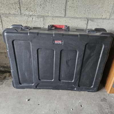 Xr 1220 Powered Mixer With Gator Hard Case 