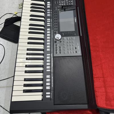 Yamaha PSR-S975 61-Key Arranger Workstation used in Mint condition Used – Mint