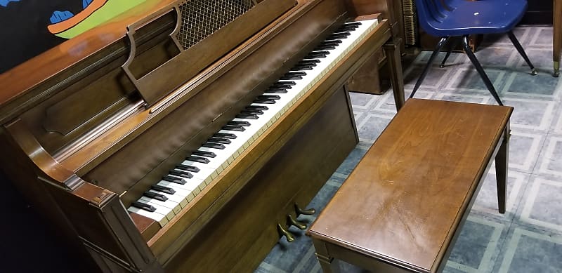 Yamaha M204 Console Piano Sn 105689 Walnut see video image 1