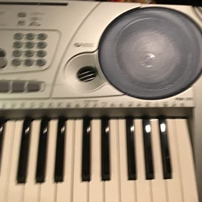 YAMAHA PSR-275 キーボード Yamaha Psr-275 Portable Digital Music Keyboard with charger