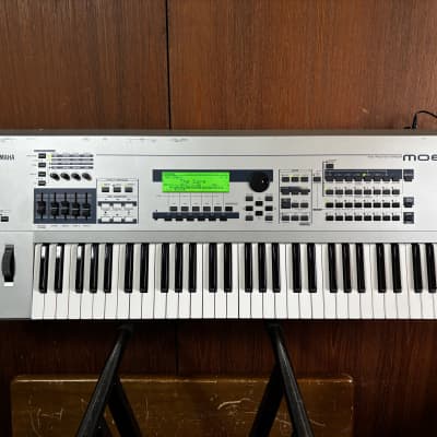 Yamaha MO6 61-Key Music Production Synthesizer Workstation DAW Control w/ bag