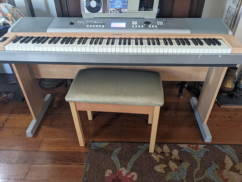 Yamaha DGX-620 2010's - Silver | Reverb