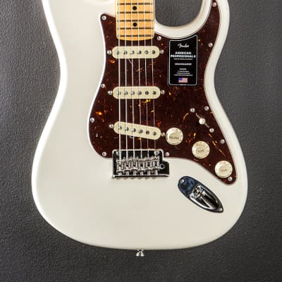 Fender American Professional II Stratocaster – Olympic White w/Maple image 2