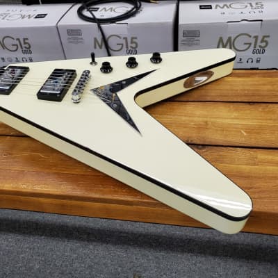 Hamer USA Vector  V shape in White with case and C.O.A. ebony fingerboard, near mint image 7