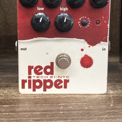 TECH 21 NYC red ripper ベースエフェクター Tech 21 Red Ripper Bass Fuzz Pedal | Sweetwater