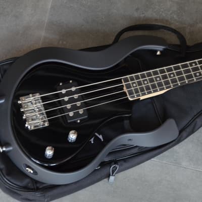 VOX Starstream Bass black*fine medium scale instrument=perfect for the guitar player or the bass lady! Sounds/plays/looks/feels great!Comes with a  quality gigbag*very lightweight 2.9kg*rare model*brand new* image 3