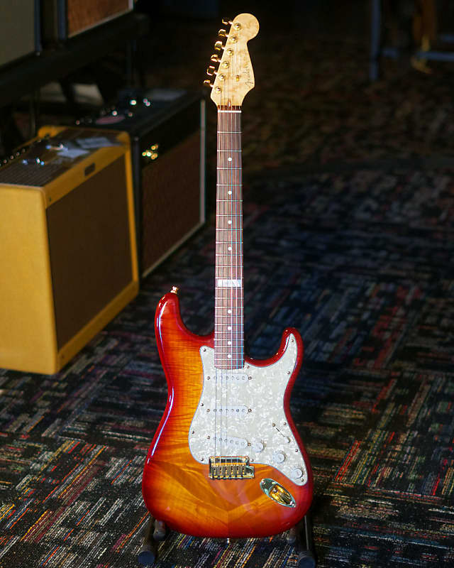 人気ショップ 10th Shop Custom Fender Used Anniversary w Stratocaster ギター