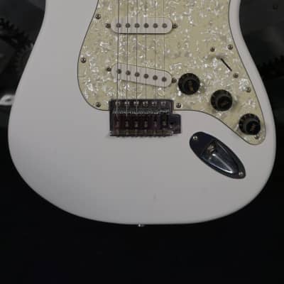 Squier Strat SE 2003 - Olympic White w/ Pearl Pickguard & Gig Bag image 6