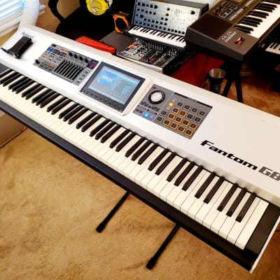 ROLAND FANTOM G8 WORKSTATION KEYBOARD SYNTHESIZER IN AMAZING SHAPE