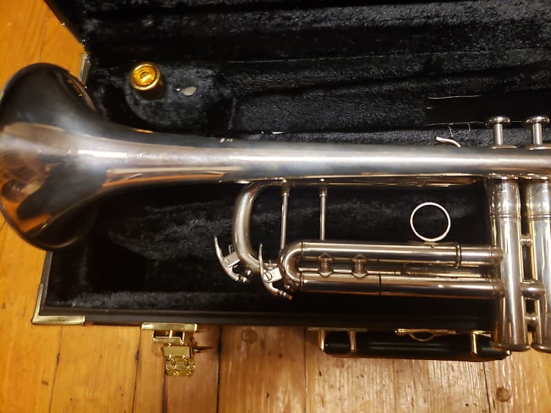 Yamaha Custom YTR-8335HS Heavyweight Silver Bb Trumpet W Yamaha Custom YTR-8335HS Heavyweight Silver Bb Trumpet W